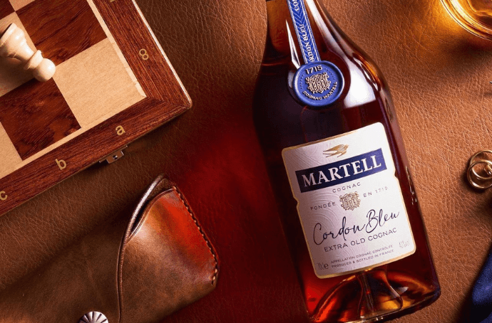 Martell Cordon Bleu Extra Old przy szachownicy